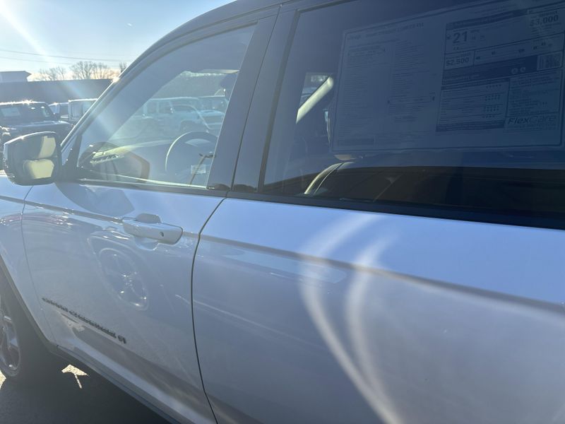 New 2025 Jeep Grand Cherokee L Limited 4x4Image 16