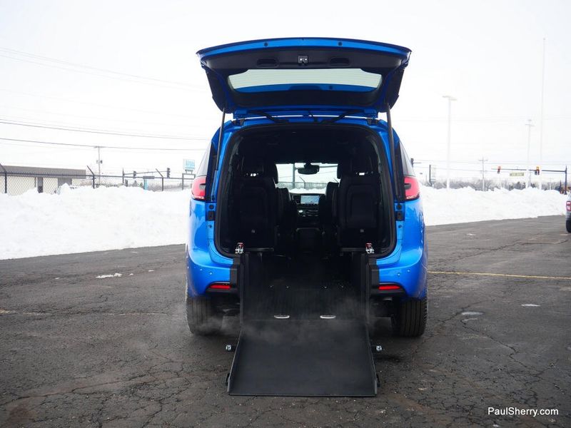 New 2026 Chrysler Pacifica Select