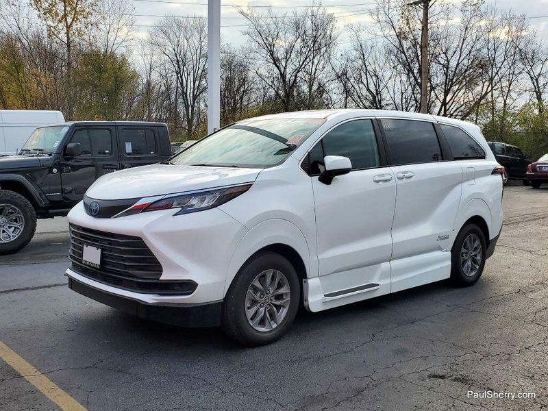 2022 Toyota Sienna LEImage 7