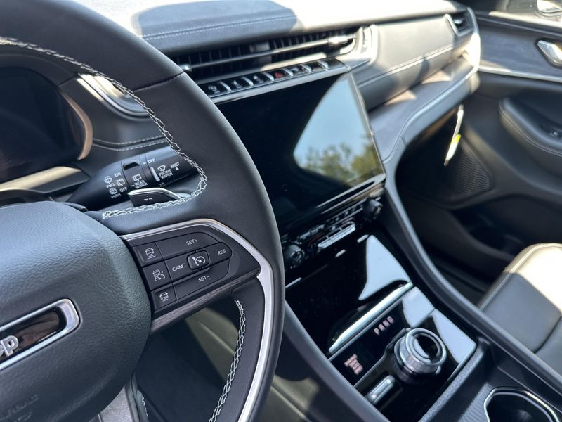 New 2025 Jeep Grand Cherokee L Limited 4x4Image 29