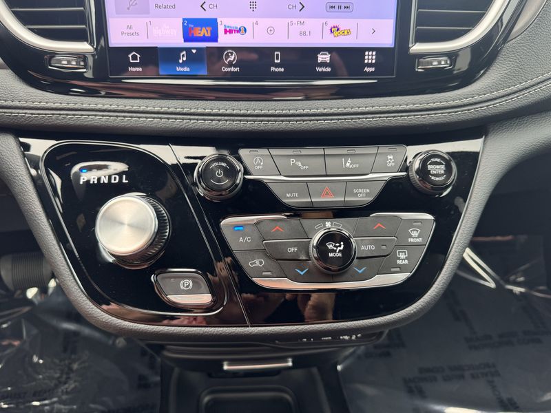 New 2025 Chrysler Pacifica SelectImage 23