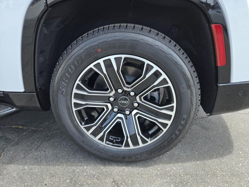 2026 Jeep Grand Wagoneer 4x2