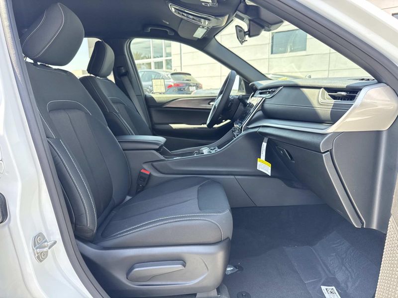 New 2026 Jeep Grand Cherokee Laredo 4x2