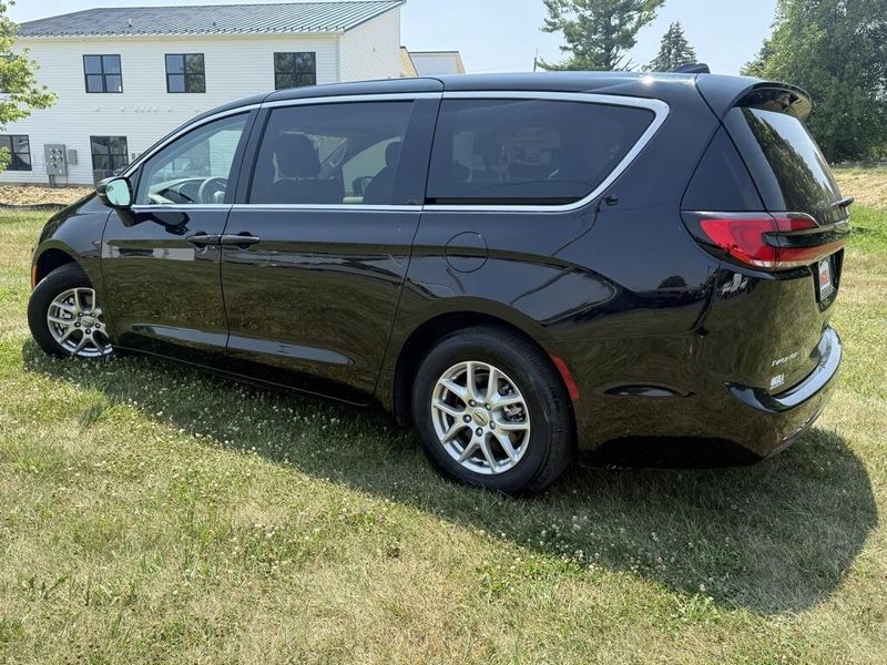 2024 Chrysler Pacifica Touring L photo 5