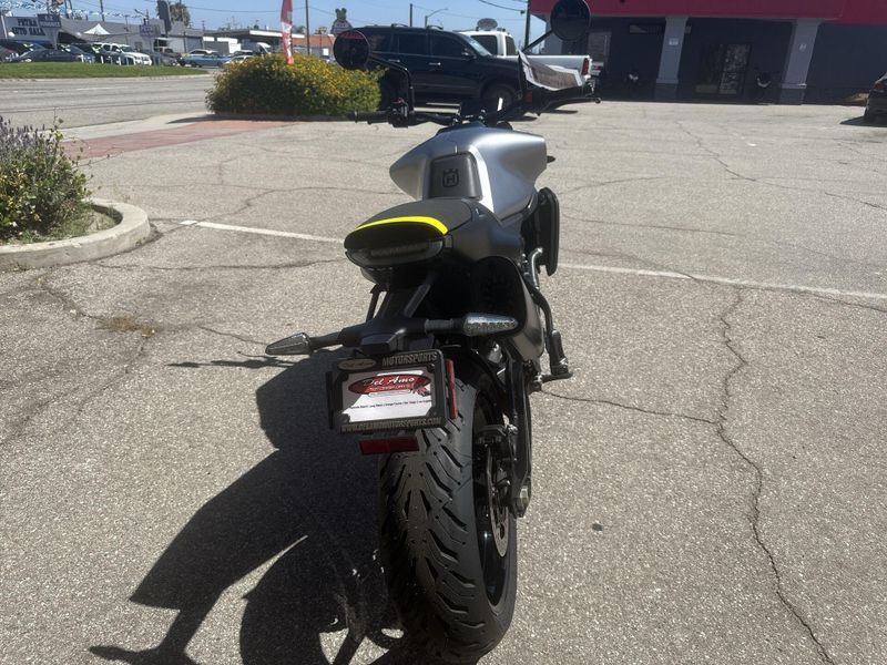 New 2025 Husqvarna VITPILEN 801 Image 18