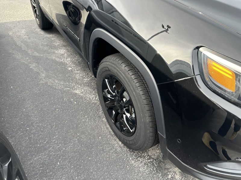 2023 Jeep Cherokee Altitude Lux 4x4 in a Diamond Black Crystal Pearl Coat exterior color and Blackinterior. Gupton Motors Inc 615-384-2886 guptonmotors.com 