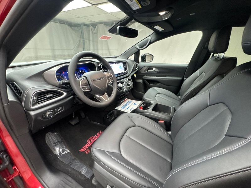 2025 Chrysler Pacifica Select AwdImage 9