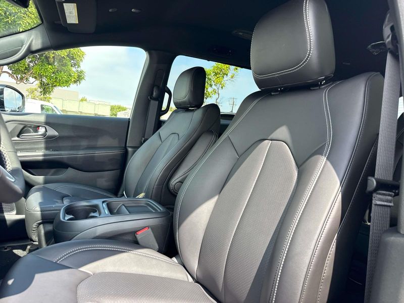 New 2027 Chrysler Pacifica Select Awd