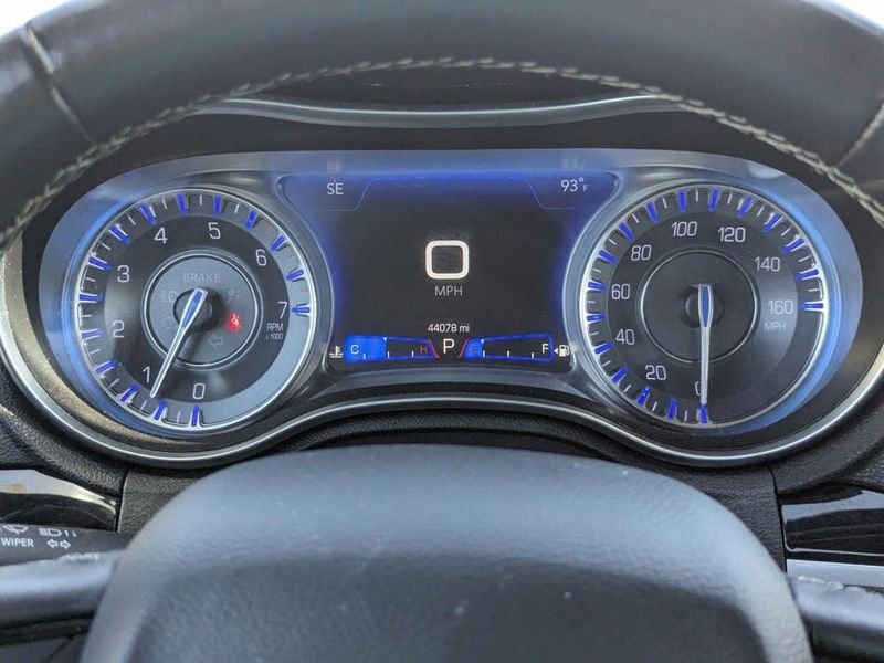 2022 Chrysler 300 300SImage 33