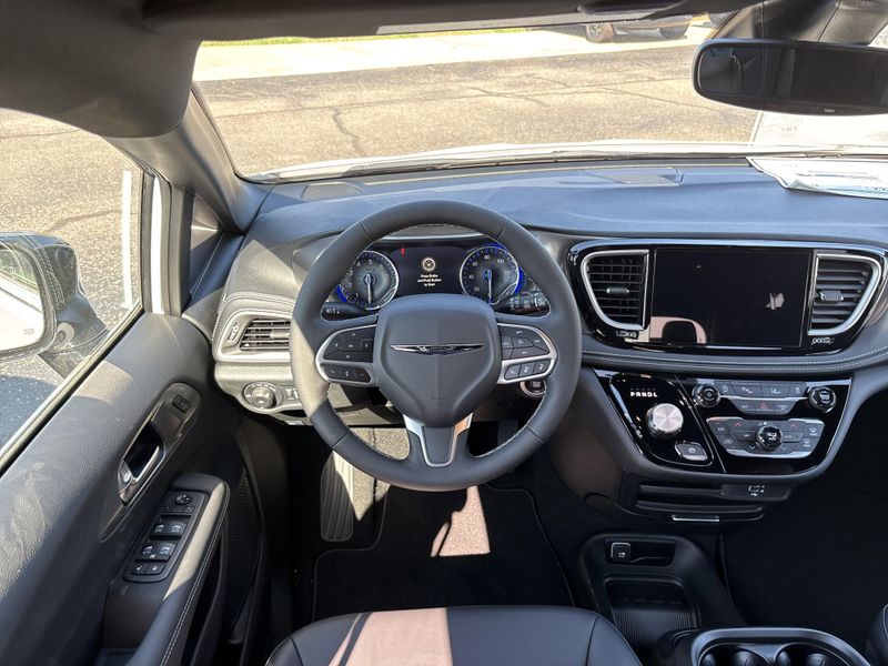 New 2026 Chrysler Pacifica SelectImage 23