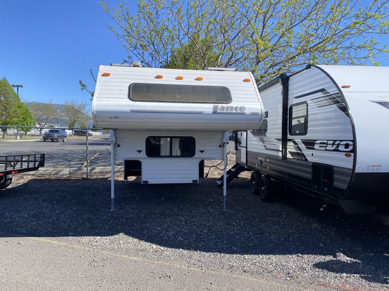 1994 LANCE 880 CAMPER Image 4