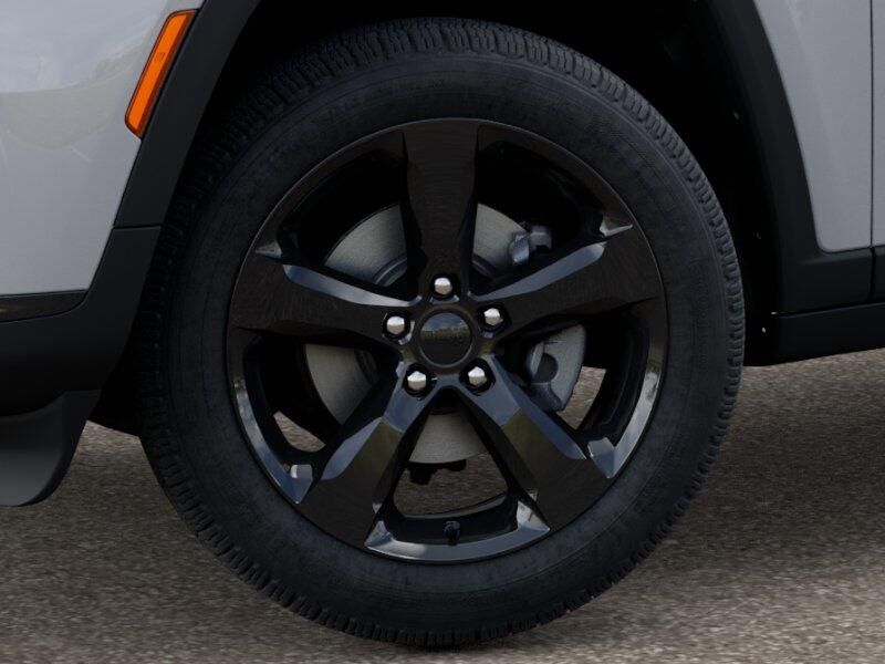 2025 Jeep Grand Cherokee Limited photo 3