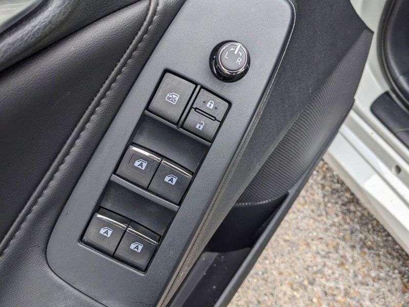 2022 Toyota Avalon Hybrid XLE in a Ice Edge exterior color and Blackinterior. Johnson Dodge 601-693-6343 pixelmotiondemo.com 