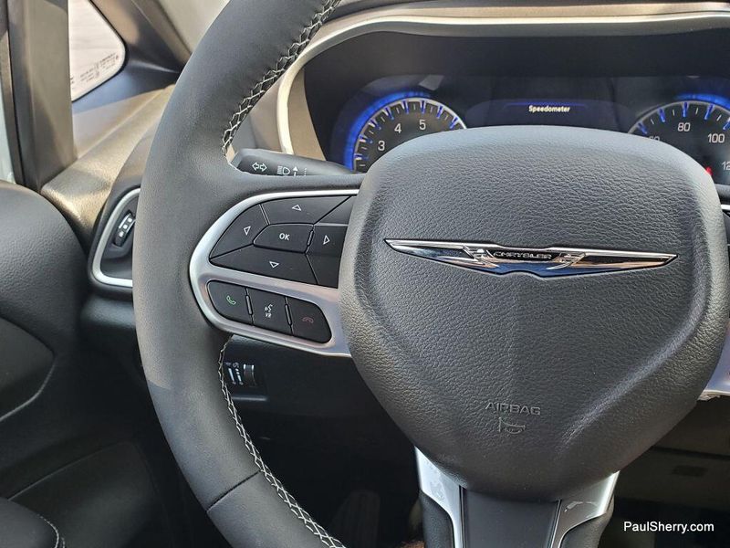 New 2025 Chrysler Voyager LxImage 17