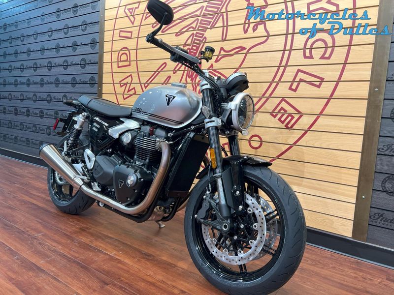 2025 Triumph Speed Twin 1200 Image 2