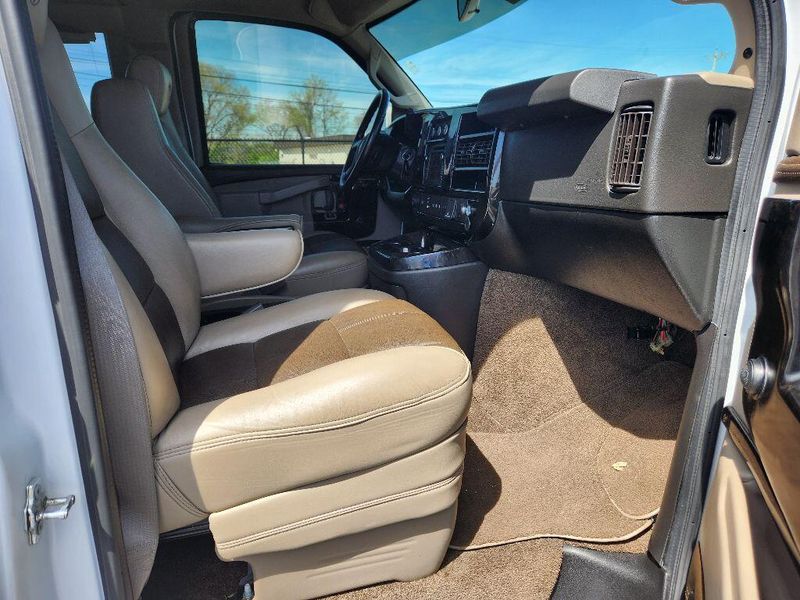 2019 GMC Savana Image 28