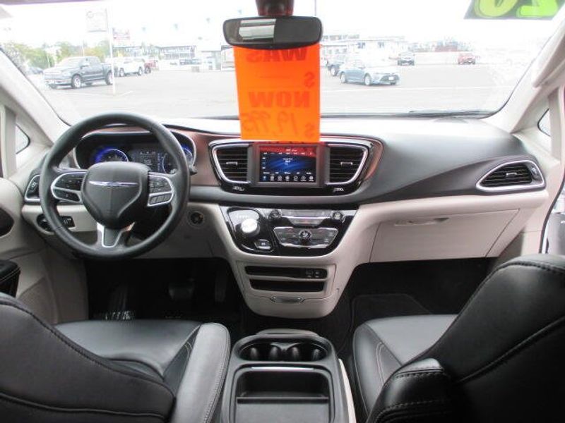 Used 2020 Chrysler Voyager LXIImage 30