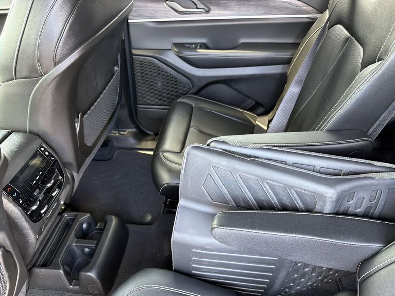 Used 2024 Jeep Grand Cherokee L LimitedImage 21