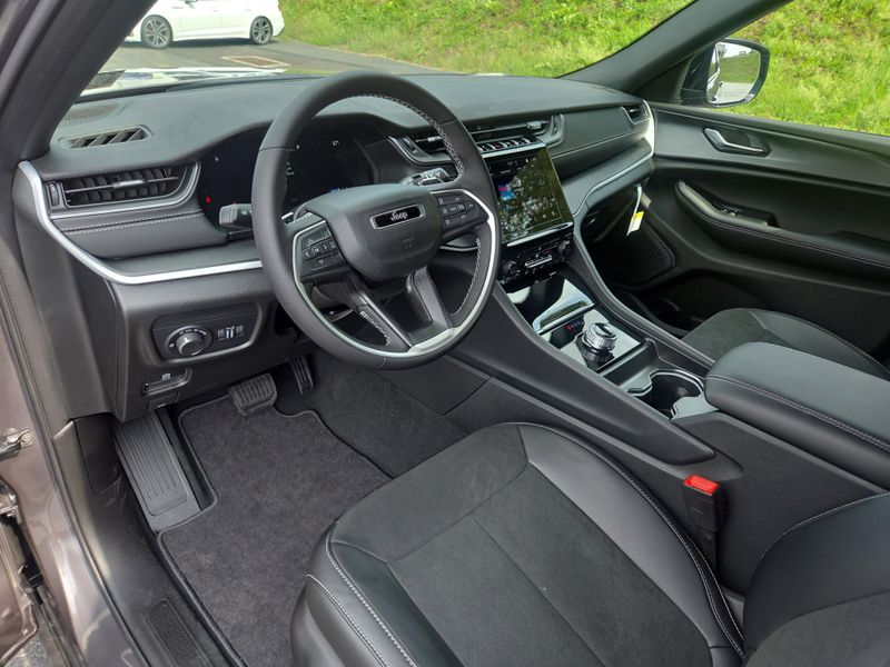 2025 Jeep Grand Cherokee Altitude photo 7