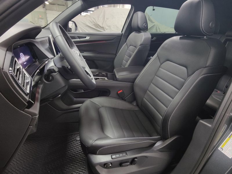 Used 2025 Volkswagen Atlas Cross Sport SEL AWD w/Sunroof & NavImage 18