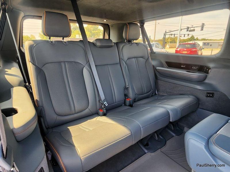 2023 Jeep Grand Wagoneer L II photo 5