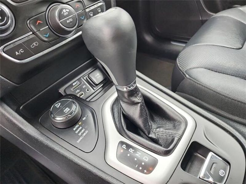 2016 Jeep Cherokee OverlandImage 16