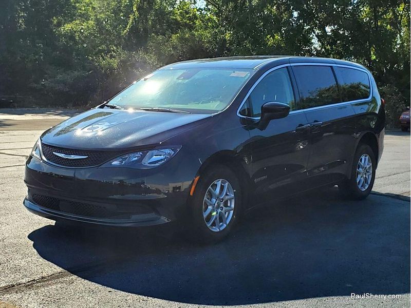 Used 2023 Chrysler Voyager LXImage 13
