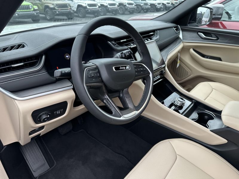 New 2025 Jeep Grand Cherokee L Limited 4x4Image 21