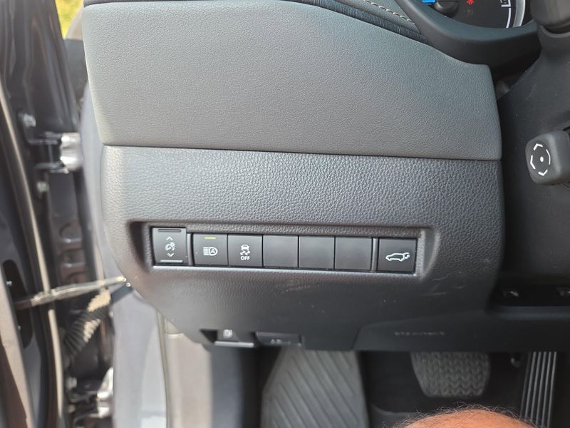 2022 Toyota Venza LE photo 30