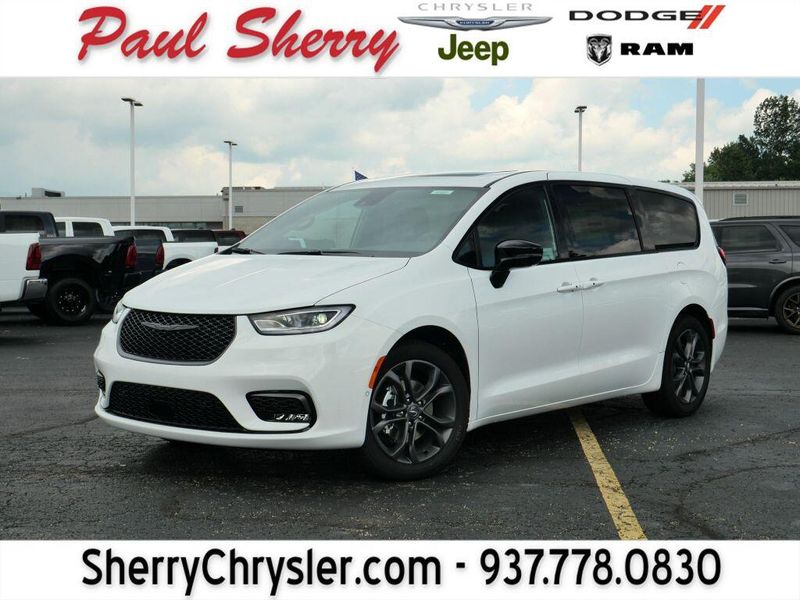 New 2026 Chrysler Pacifica Select