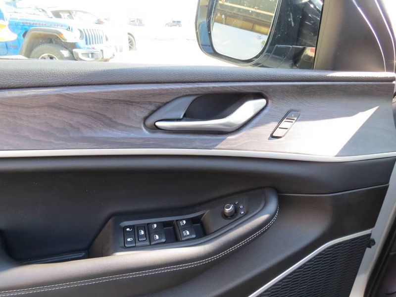 2022 Jeep Grand Cherokee L Limited 4x4 4dr SUVImage 10