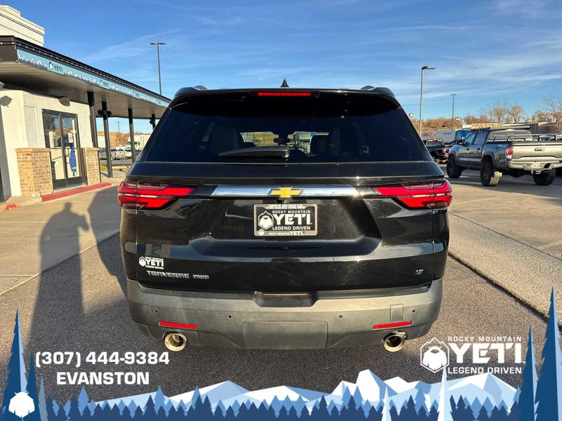 2022 Chevrolet Traverse Leather photo 2