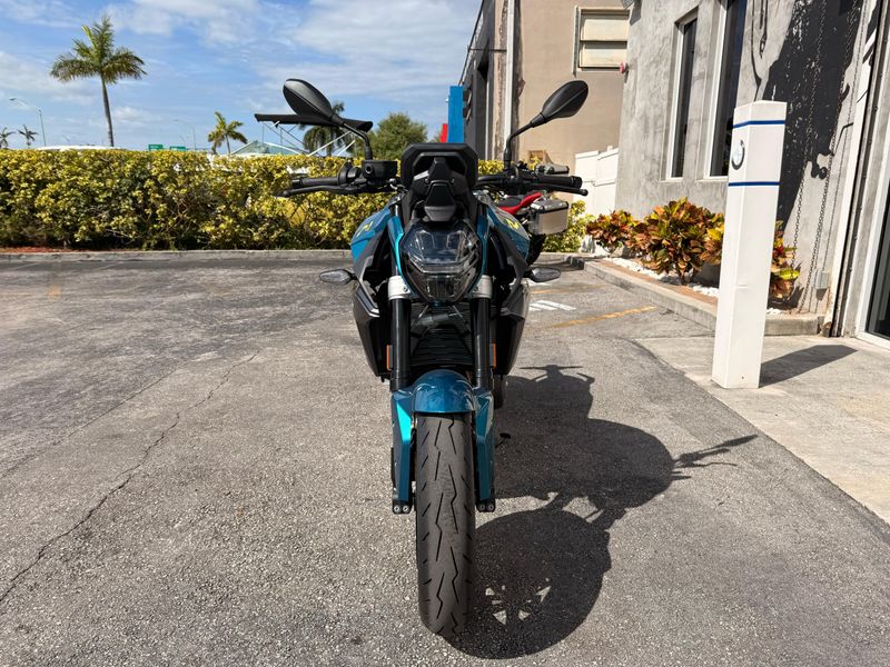 2025 BMW F 900 R Image 2