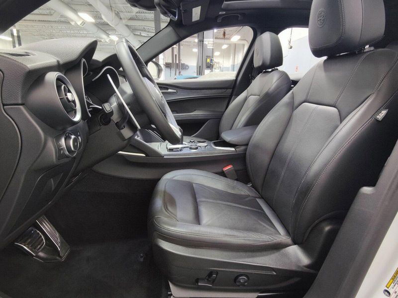 2022 Alfa Romeo Stelvio Sprint AWD w/Sunroof & NavImage 17