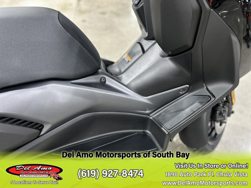 2025 Yamaha Xmax Image 17