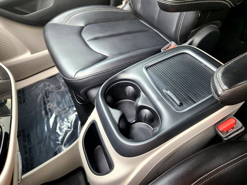 Used 2023 Chrysler Pacifica Touring L