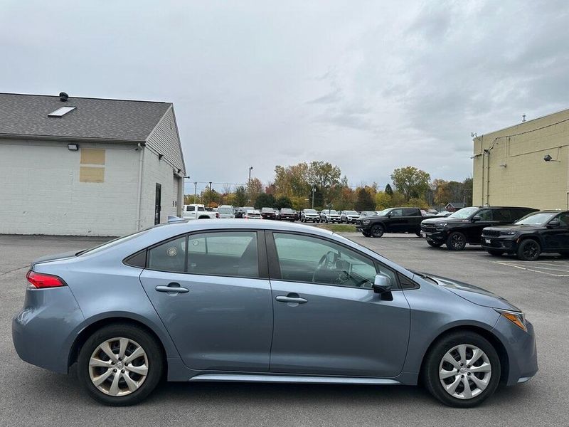2021 Toyota Corolla LE photo 4
