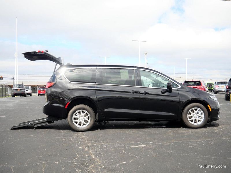 Used 2025 Chrysler Pacifica Select