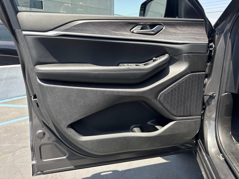 New 2026 Jeep Grand Cherokee Laredo Altitude 4x2