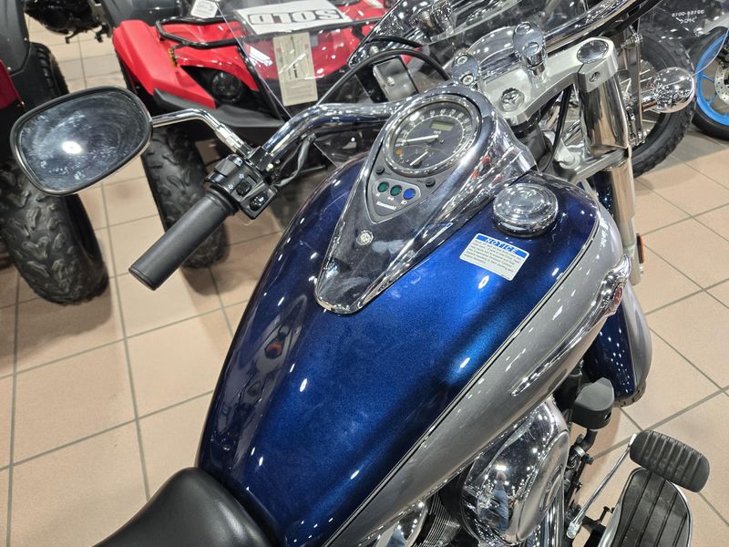 New 2025 Kawasaki VULCAN 900 CLASSIC LT METALLIC GRAPHITE GRAY AND METALLIC CARBON GRAY Image 11