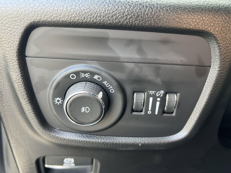 Used 2023 Jeep Grand Cherokee L OverlandImage 13
