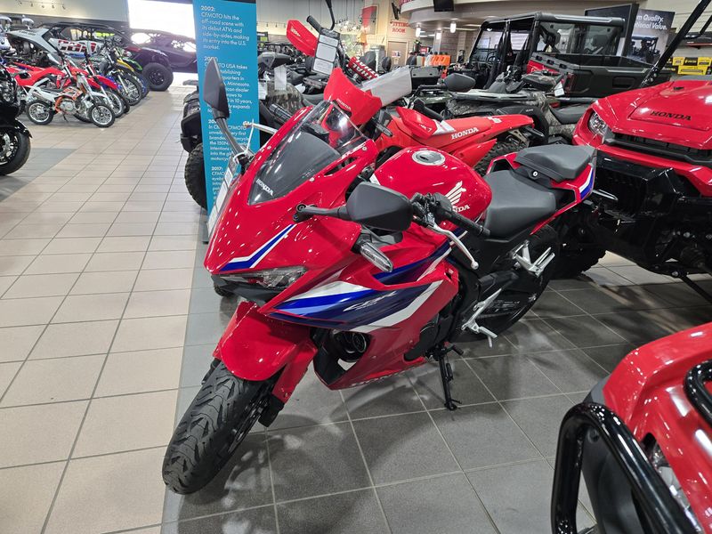 2025 Honda CBR500R ABS GRAND PRIX RED Image 4