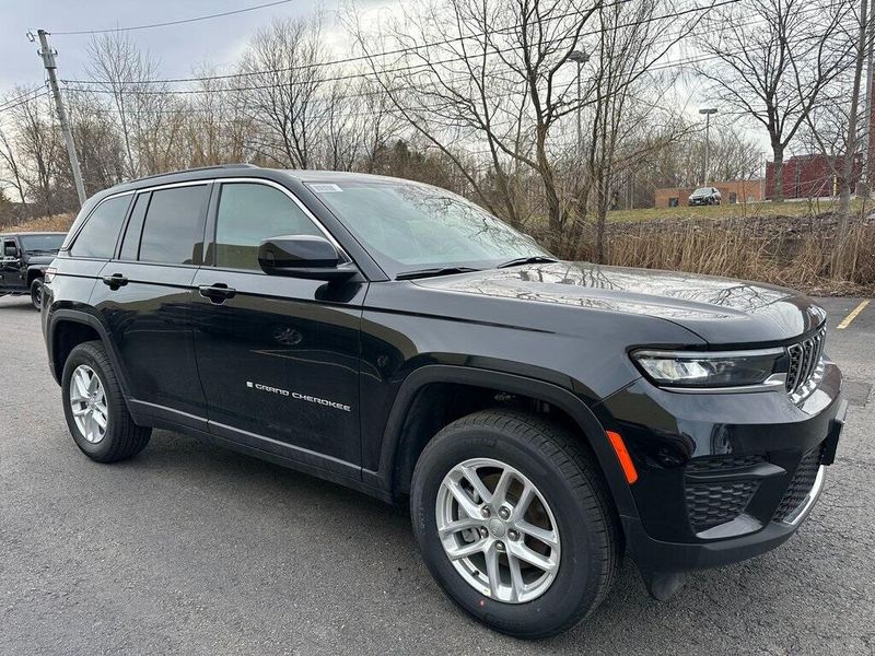 2025 Jeep Grand Cherokee Laredo X 4x4Image 1