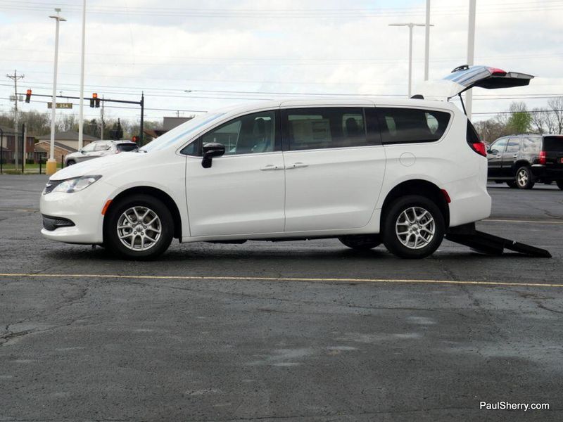 2025 Chrysler Voyager LXImage 7