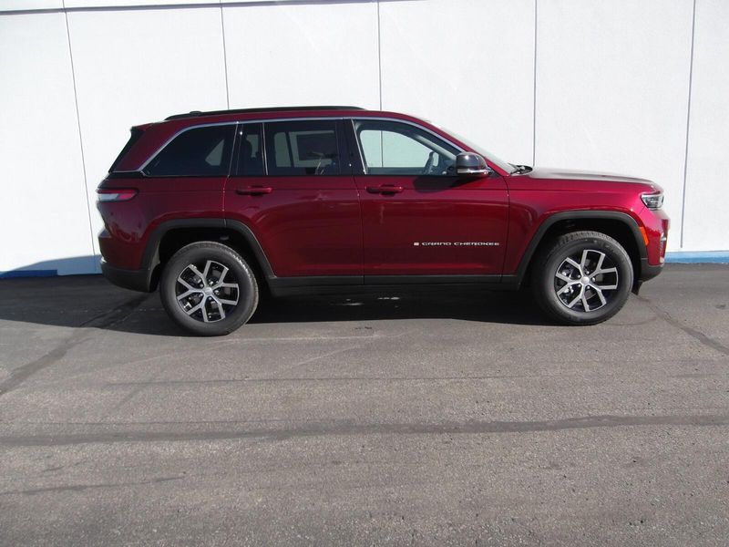 2025 Jeep Grand Cherokee Limited photo 4