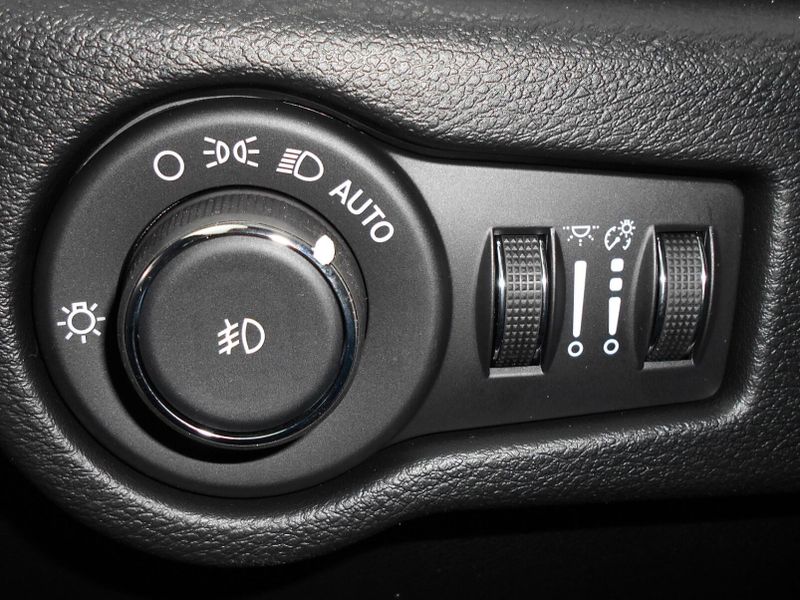 2025 Chrysler Pacifica SelectImage 34