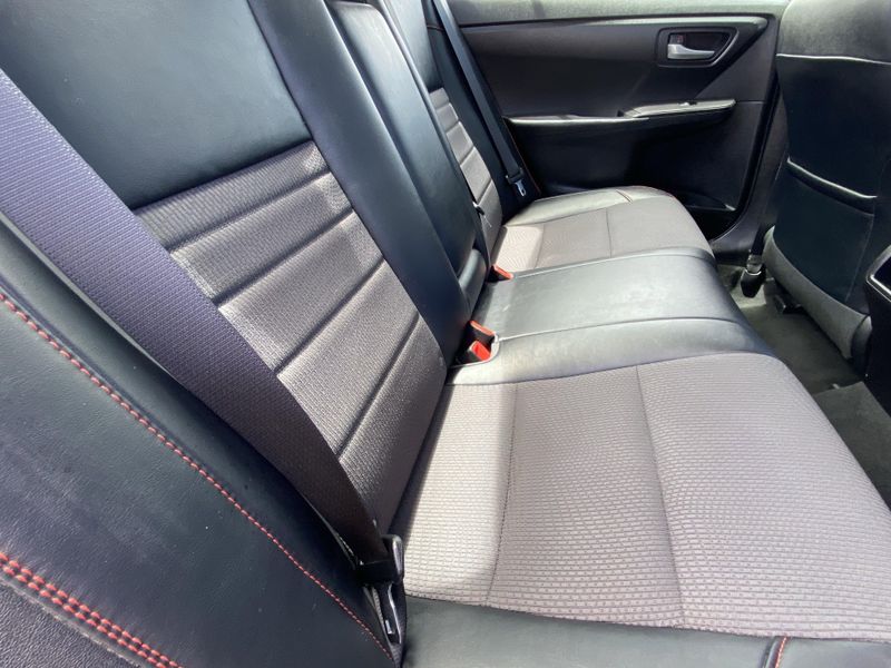 2016 Toyota Camry SEImage 14