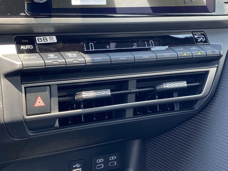 New 2025 Toyota Camry SEImage 17
