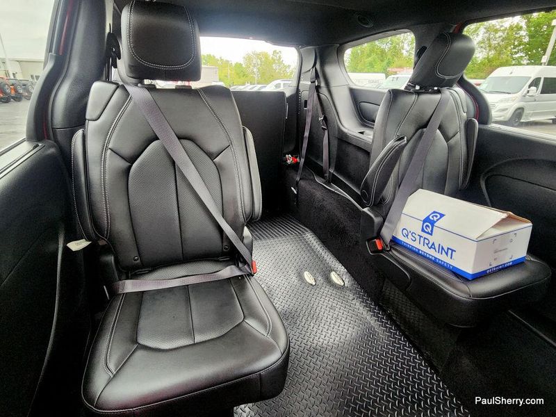Used 2025 Chrysler Pacifica Select