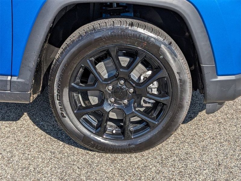 2023 Jeep Compass Altitude 4x4 in a Laser Blue Pearl Coat exterior color and Blackinterior. South Georgia CDJR 229-443-1466 southgeorgiacdjr.com 